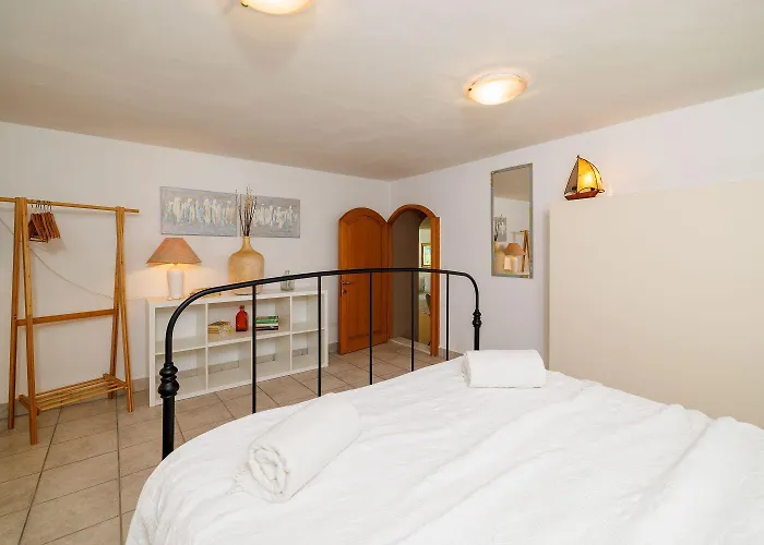 Traumhaftes Mit Pool, Mediterranem Garten, Grill, Babybett, Wifi Apartment Tribalj (Primorsko-Goranska)