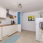 דירה Traumhaftes Mit Pool, Mediterranem Garten, Grill, Babybett, Wifi טריבאלי
