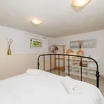 Traumhaftes Mit Pool, Mediterranem Garten, Grill, Babybett, Wifi דירה טריבאלי