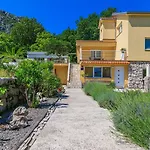 דירה Traumhaftes Mit Pool, Mediterranem Garten, Grill, Babybett, Wifi טריבאלי