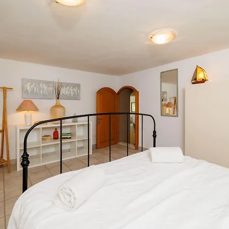 Traumhaftes Mit Pool, Mediterranem Garten, Grill, Babybett, Wifi Apartament Tribalj (Primorsko-Goranska)