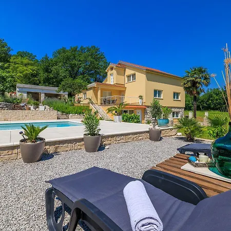 Traumhaftes Mit Pool, Mediterranem Garten, Grill, Babybett, Wifi Apartament Tribalj (Primorsko-Goranska)