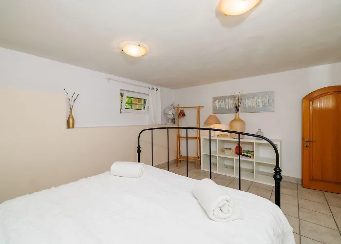 Traumhaftes Mit Pool, Mediterranem Garten, Grill, Babybett, Wifi Apartament Tribalj (Primorsko-Goranska)